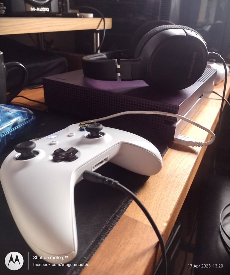 Xbox One S 1TB Special Edition Purple + 2 pads + steelseries Arctis 1 headset + 1 game
