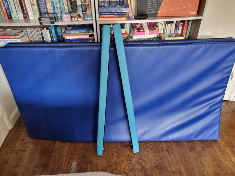 2 gym crash mats and foldable beam