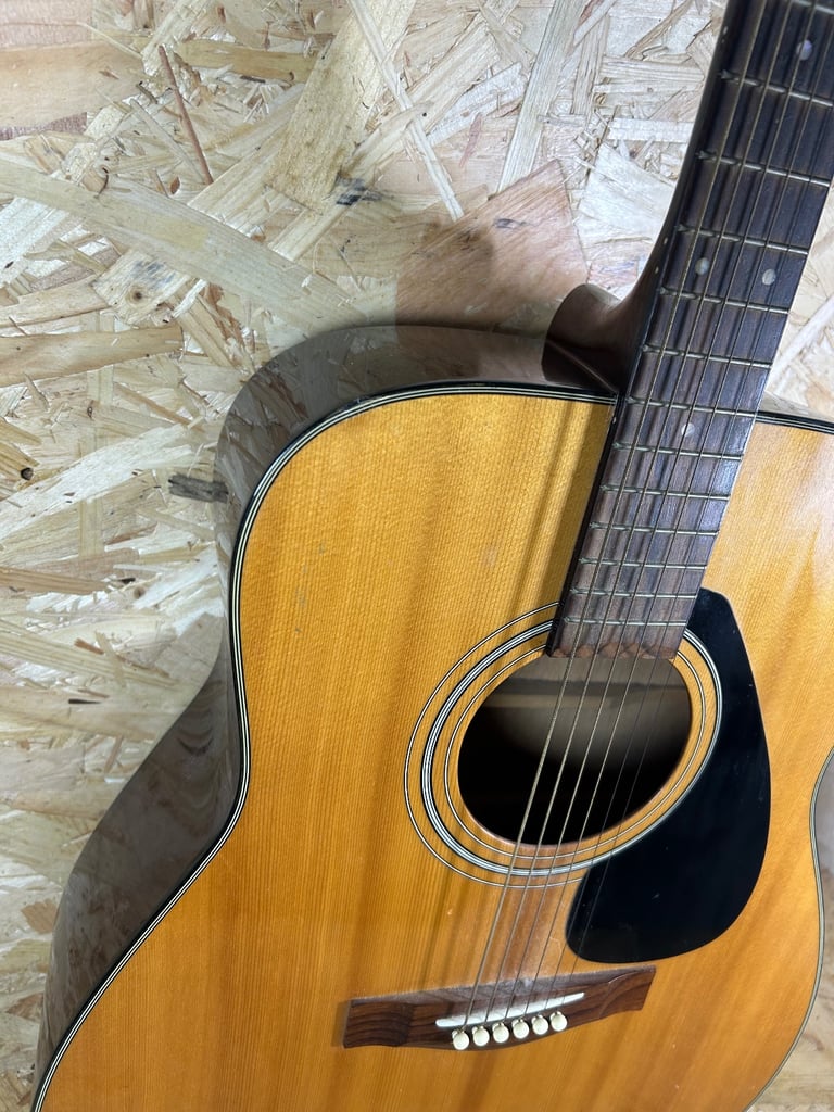 YAMAHA F-340 Acoustic Guitar - 6 String - Right Handed - Including Gig Bag