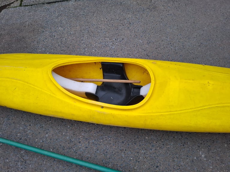 Single kayak with paddle 