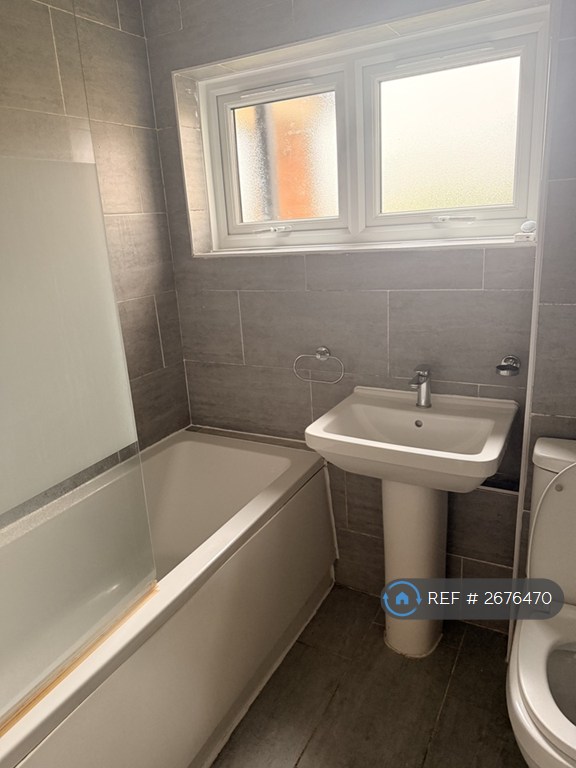 2 bedroom flat in Shorts Way, Rochester, ME1 (2 bed) (#2676470)