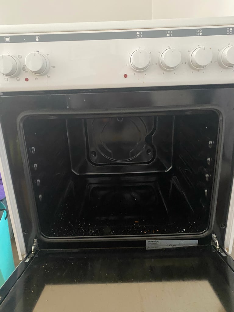 ESSENTIALS 60 cm Electric Solid Plate Cooker 