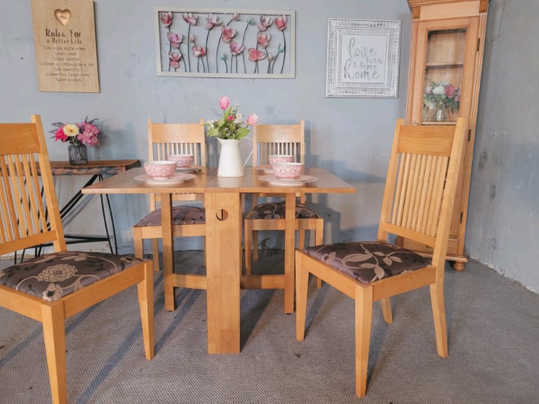 Beautiful dropleaf table and chairs in excellent condition 