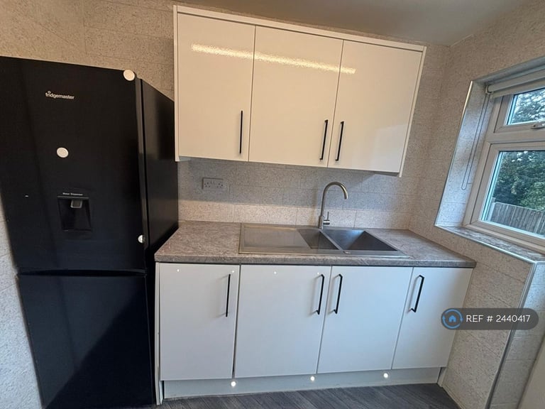 2 bedroom flat in Grange Crescent, Halesowen, B63 (2 bed) (#2440417)