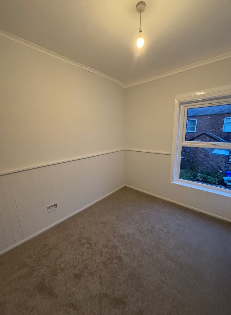 2 BED HOUSE TO RENT * GEE CROSS * £1050