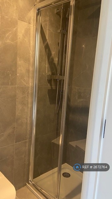 2 bedroom flat in Kingston Road, London, SW20 (2 bed) (#2672764)