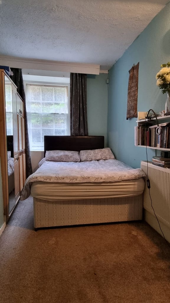 Furnished flat adjacent to Glasgow university