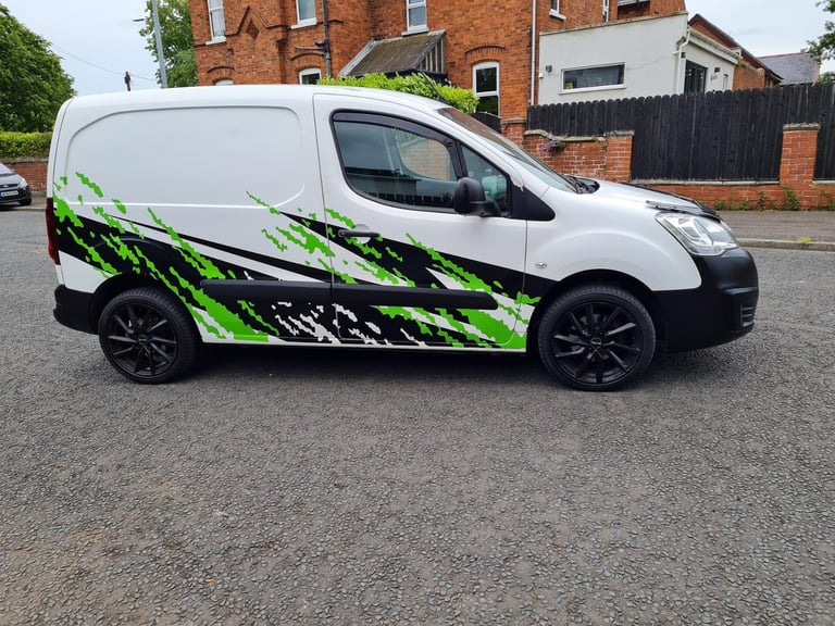 July 2017 Peugeot Partner Professional HDI Diesel Van 1560cc 100 Brake Horse Power Three Front Seats