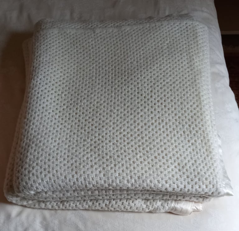 Pair of Double Blankets - cellular. polyester. Cream