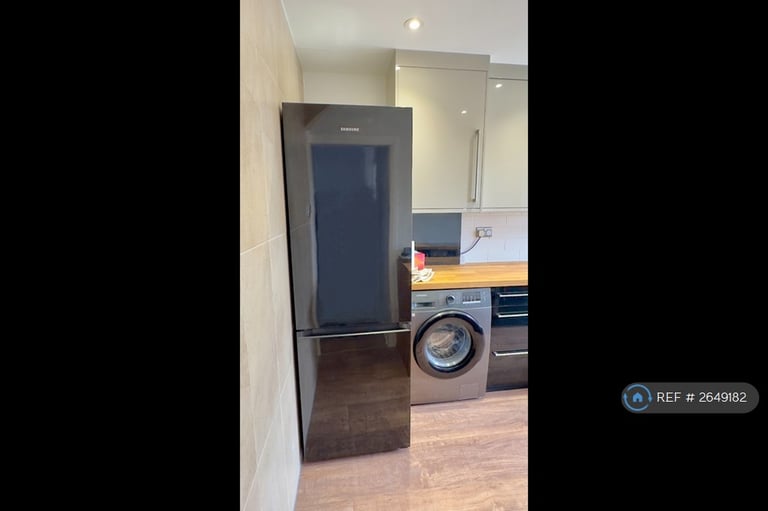 2 bedroom flat in Eastern Avenue, Ilford, IG2 (2 bed) (#2649182)