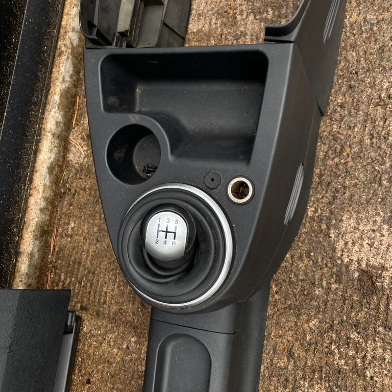 Ford MK6 Fiesta   Centre Console Glove Box Seatbelts  Crash Sensor Module  5 Speed Gear Stick
