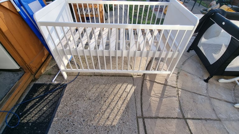 White Wooden Cot Bed