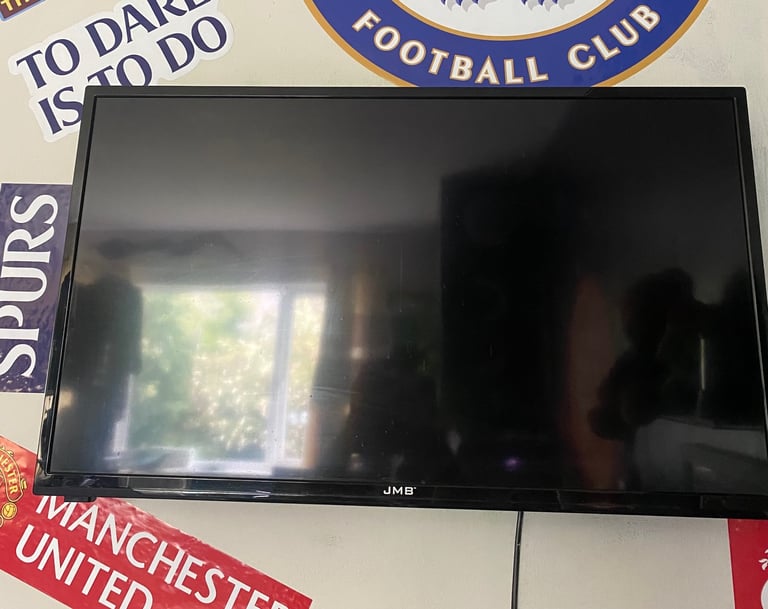 Flatscreen television/DVD player with wall bracket & remote control 