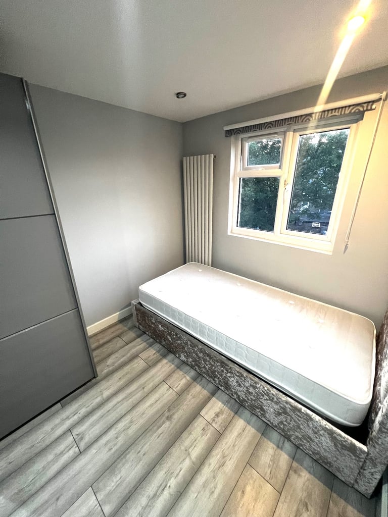 DOUBLE ROOM TO LET AT LEYTON  E10 6AU AREA FOR FEMALES ONLY. 