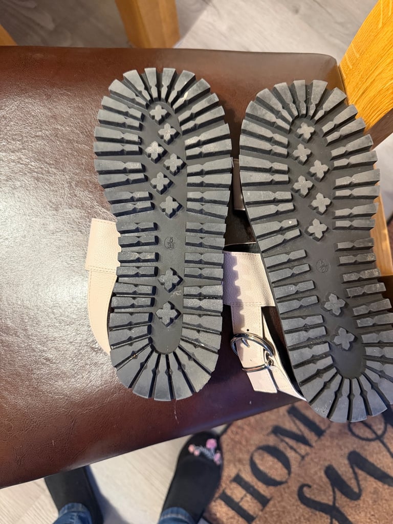 Schuh pair of sandals worn once 5/38