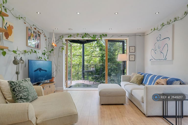 3 bedroom flat in Upper Clapton Road, London, E5 (3 bed) (#2649217)