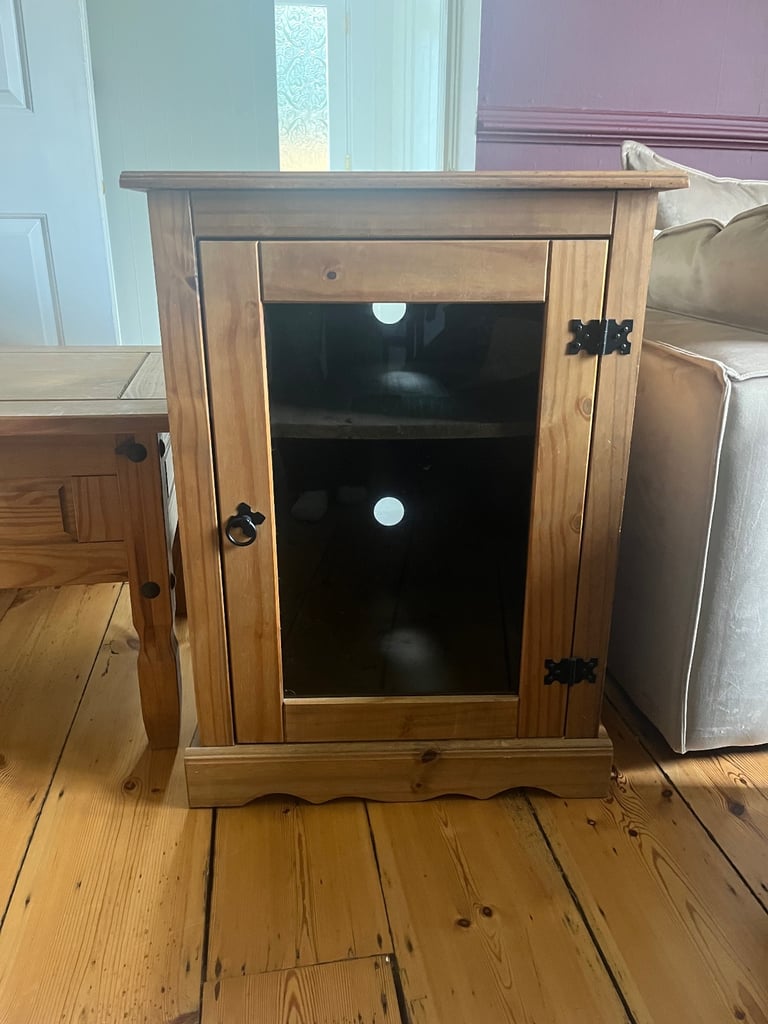 Tv cabinet, coffee table and media cabinet set.