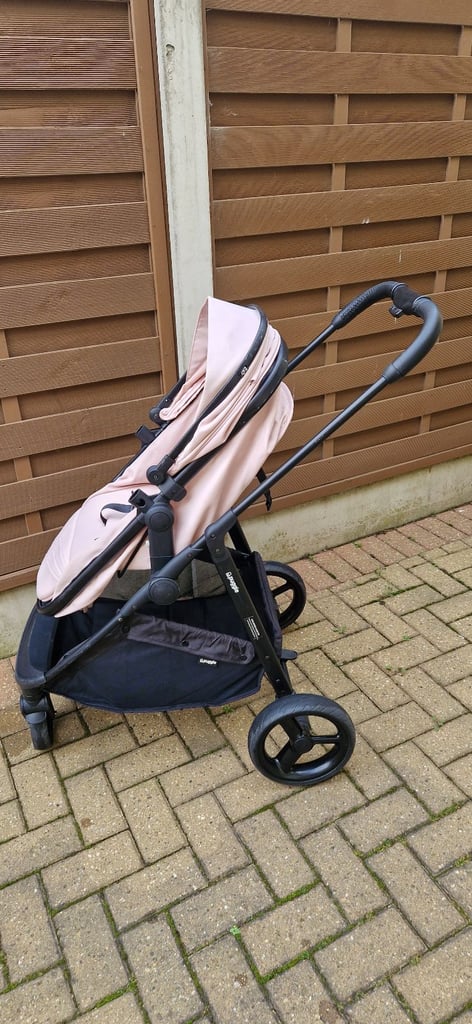PUGGLE MONACO XT TRAVEL SYSTEM. IN VERY GOOD CONDITION.