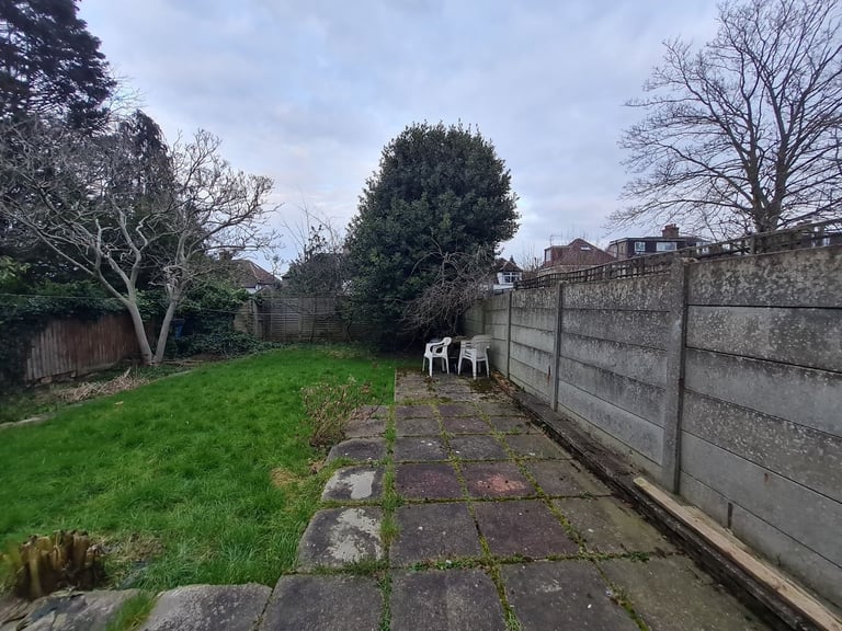 SELF CONTAINED STUDIO in Purley Avenue NW2 1SJ
