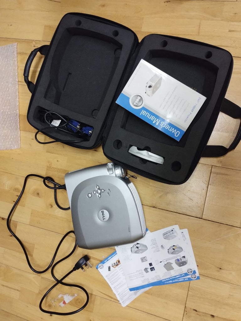 Dell projector. Window display. 90 hours. Case, Bright. Movies, Presentations, Not HDMI!.