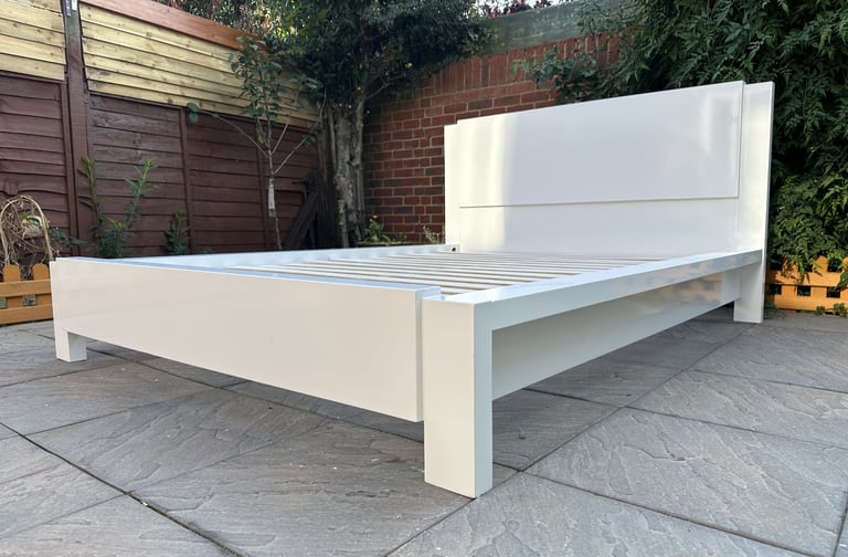 Lovely Julian Bowen Modern High Gloss 4ft6 Double Size Bed Frame – Superb Condition