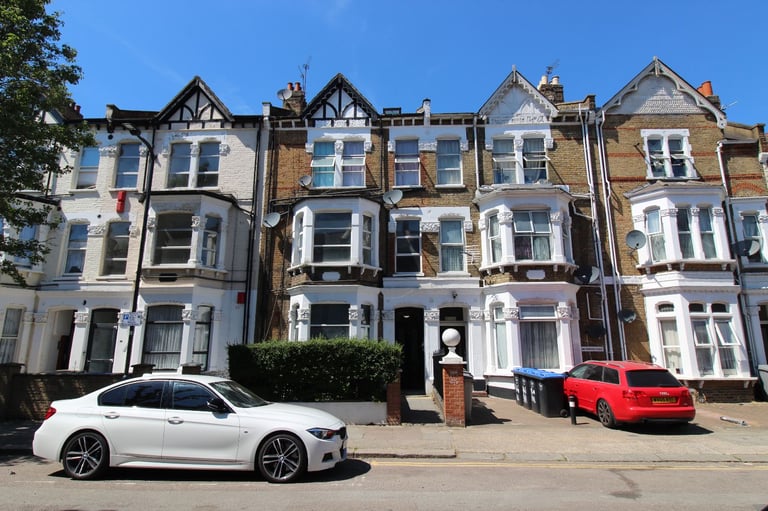 image for Superb 1 Bedroom Flat to Rent in NW6 Perfectly Located near Zone 2 Tube, Train & 24 Hour Buses
