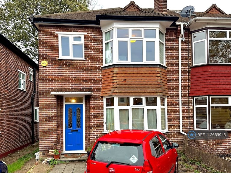 3 bedroom house in Dagnall Park, London, SE25 (3 bed) (#2669945)