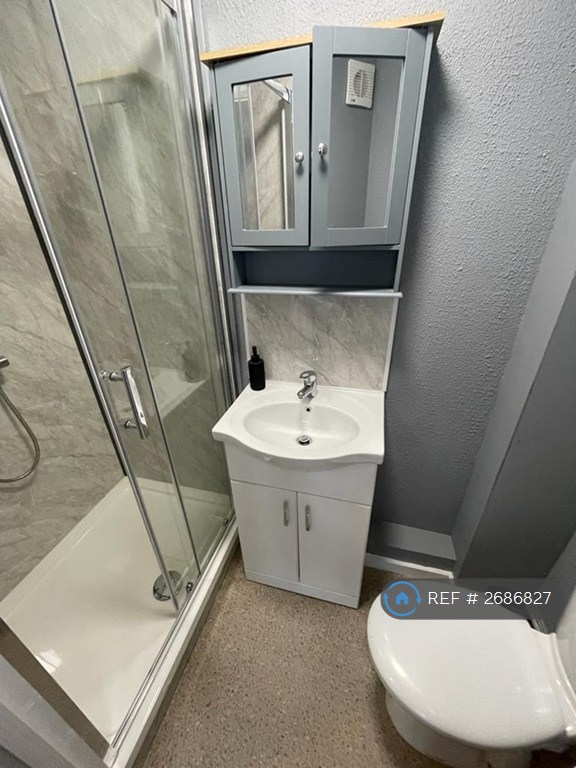 6 bedroom house in Barchester Close, Uxbridge, UB8 (6 bed) (#2686827)