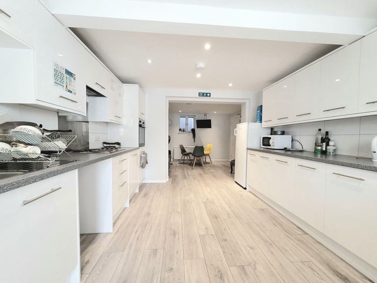 VERY LARGE LOVELY BRIGHT ROOM AVAILABLE NOW NEXT TO WATFORD GENERAL HOSPITAL