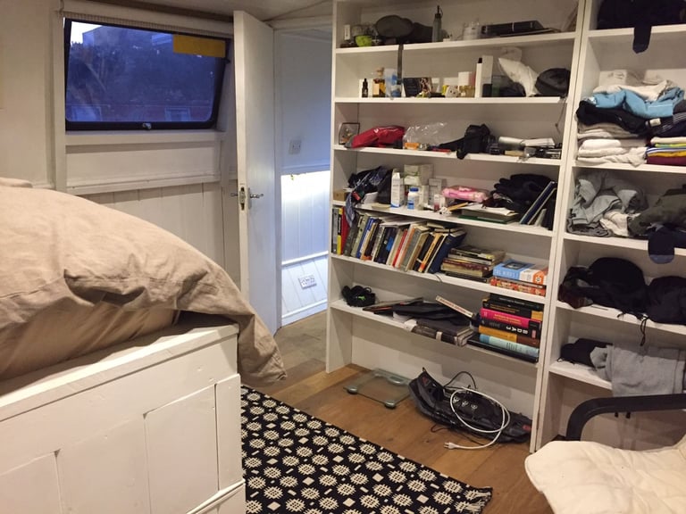 Large Cruising Widebeam boat, 2 bedrooms, 2 bathrooms, incl an ensuite, all bills included - RM1 3DR