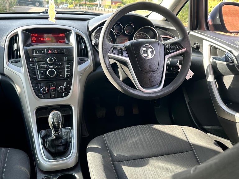 2011 Vauxhall Astra 1.4 16v Exclusiv Euro 5 5dr HATCHBACK Petrol Manual