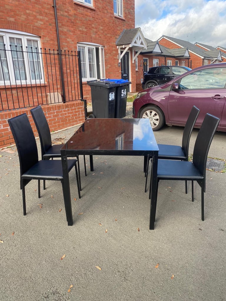 Dining table with 4x chairs for £100(we can deliver)