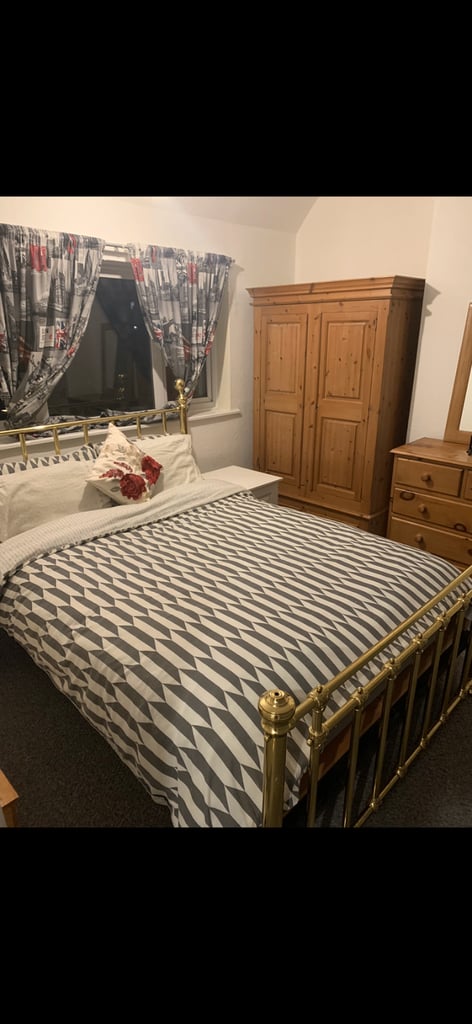 FEMALE LADY GIRL SHARING HOUSE DOUBLE AND SINGLE ROOM in family house 