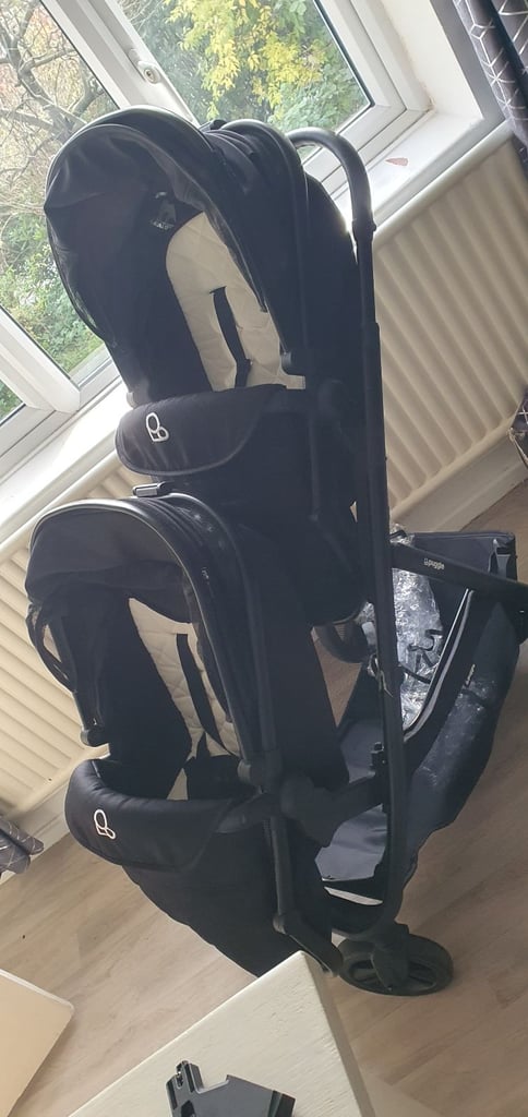 Puggle Twin Pram and Isofix Car Seats