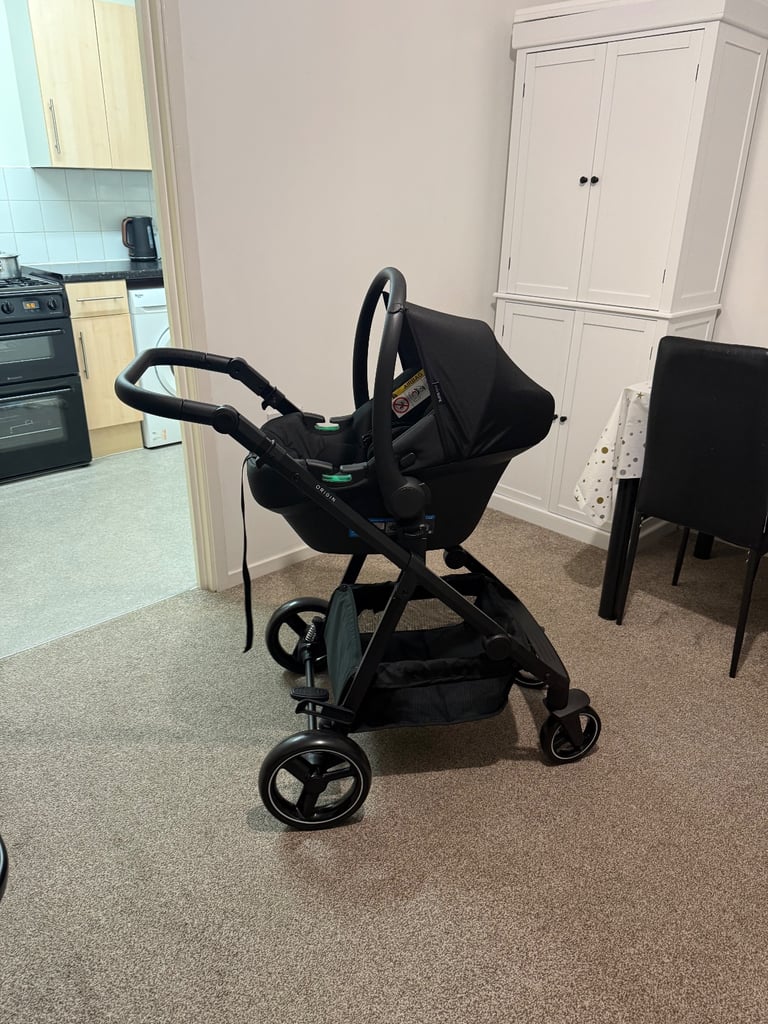 A full size, full set buggy includes Rain cover & Car seat (USED) 