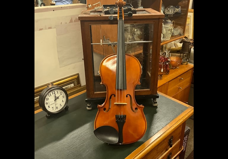 Chantry 2471 three quarter violin & case 