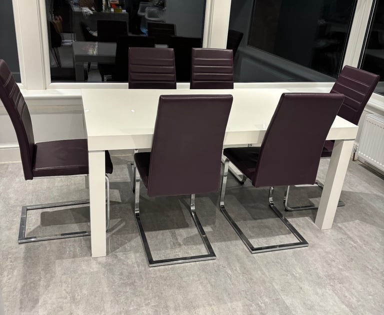 Dinning table with 6 chairs 