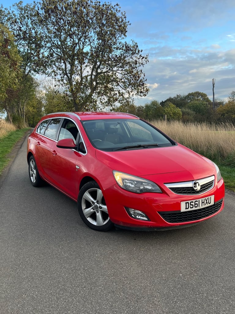 Vauxhall, ASTRA, Estate, 2011, Manual, 1956 (cc),5 doors - Image 2