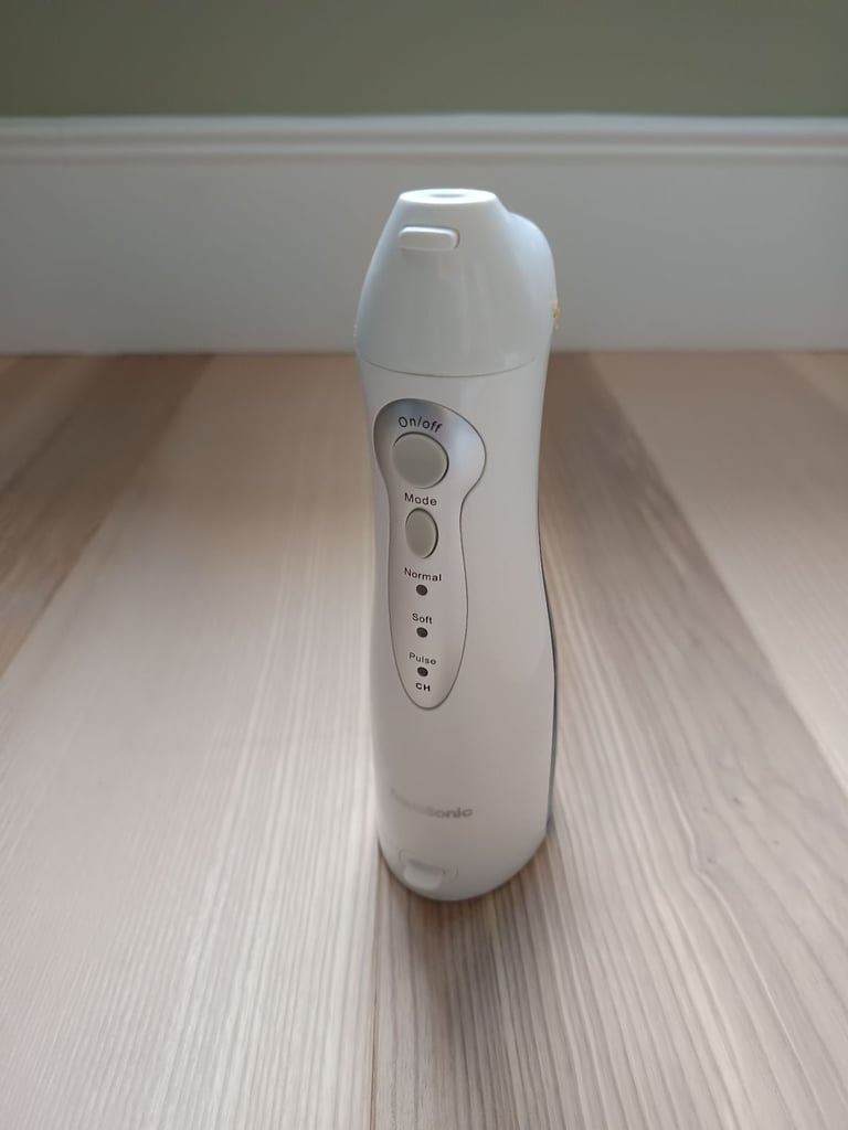 Aquasonic Aqua Flosser - Professional Rechargeable Water Flosser with 3 Tips 