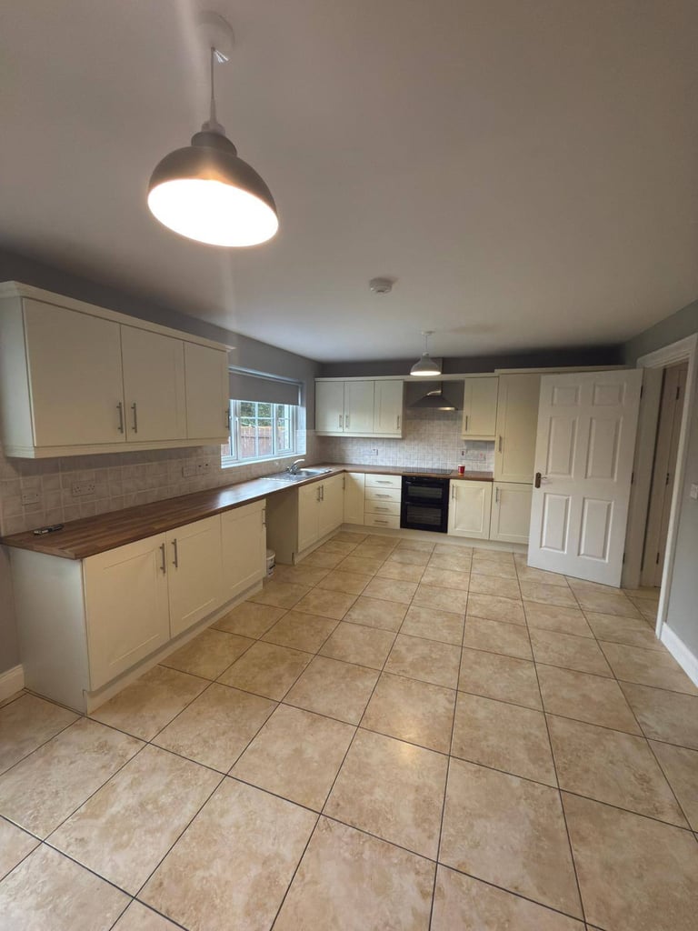 3 Bedroom Semi-Detached House to rent in Meigh