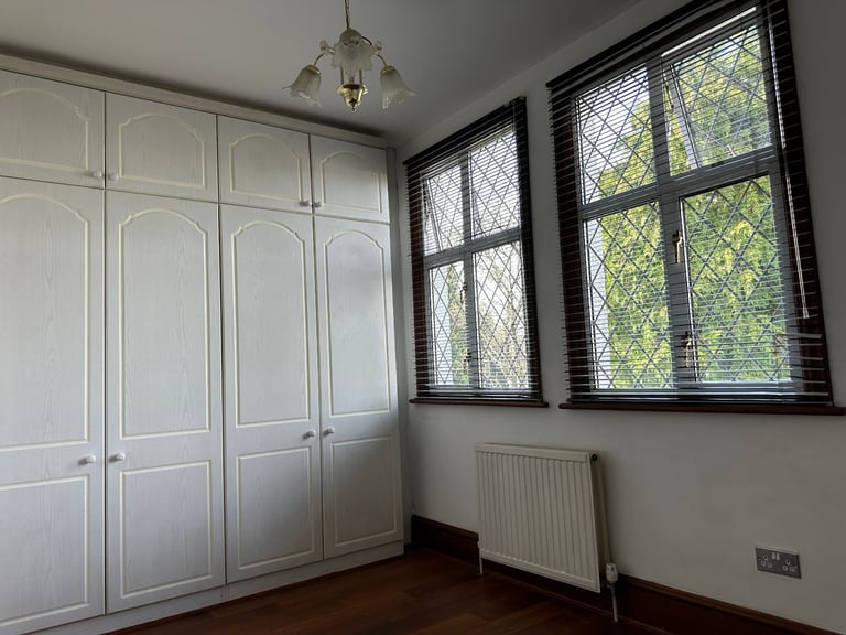 Large double ROOM to rent in fantastic house in Winchmore Hill, N21.
