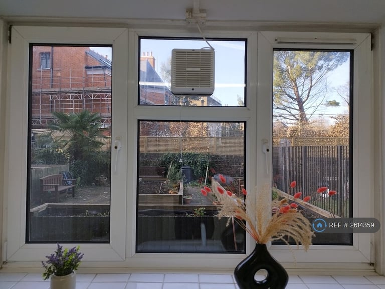 3 bedroom flat in Spencer Park, London, SW18 (3 bed) (#2614359)