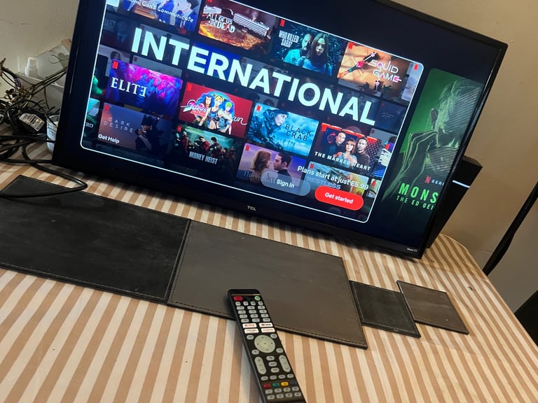 TCL 32 INCH WIFI SMART TV ROKU SYSTEM NETFLIX YOUTUBE HDMI USB FREEVIEW PLAY/HD