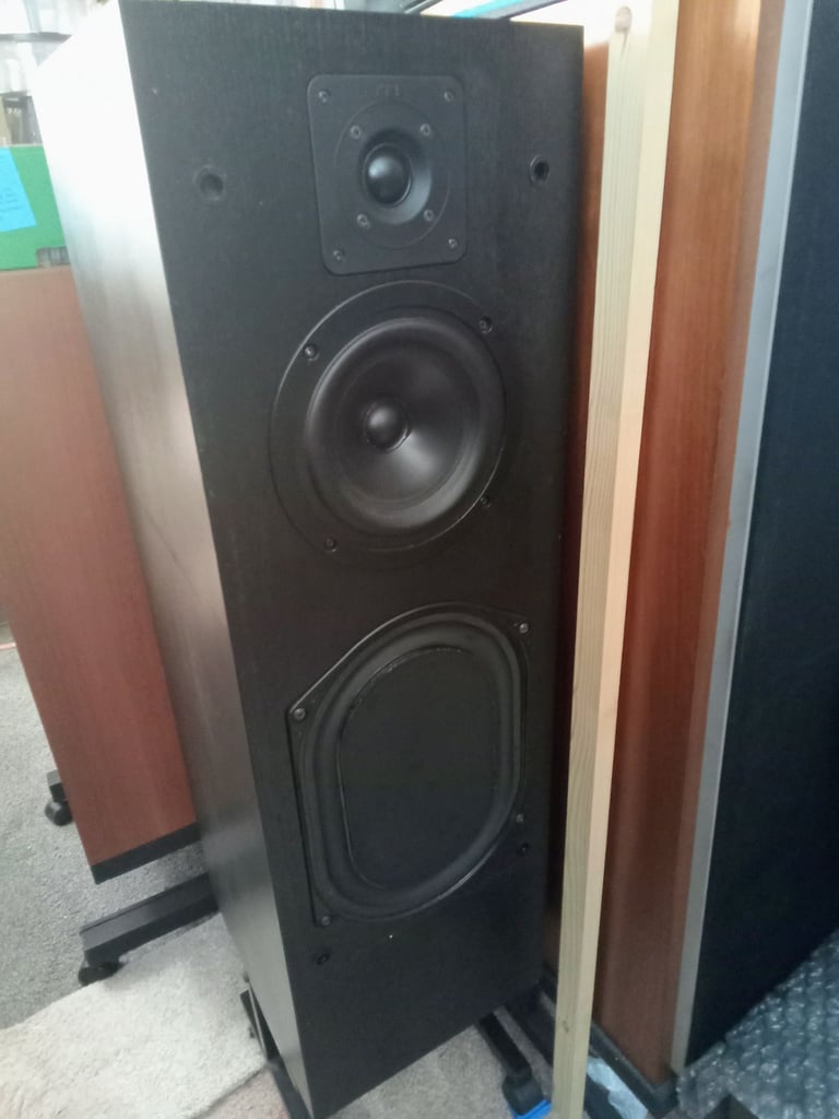 Speakers Kef c series C80 on stands with castors one pair 300 pound, offers 