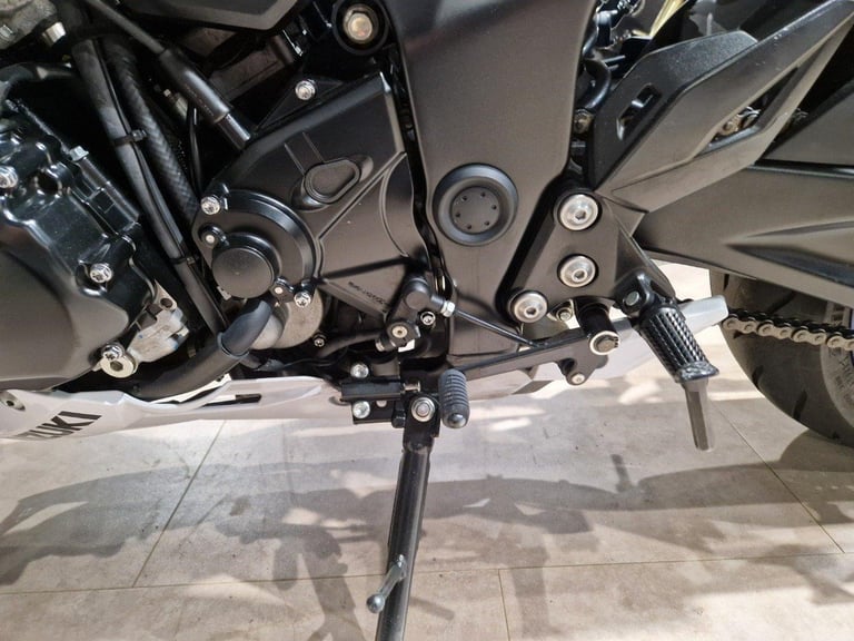 SUZUKI GSXS 750 IN WHITE