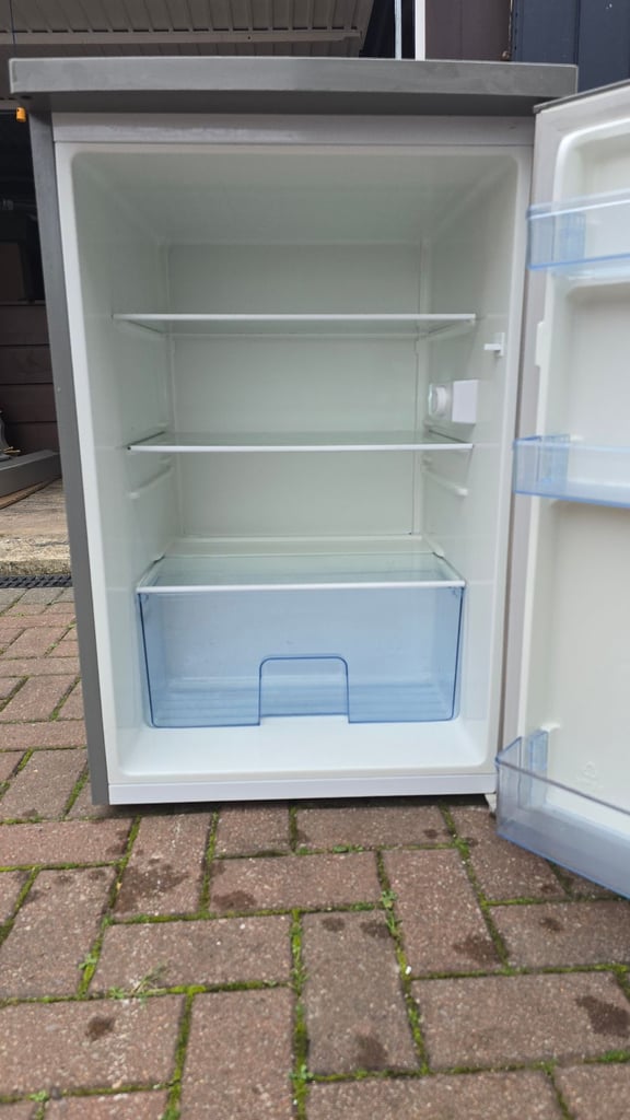 Hisense Metallic Silver Fridge - Good condition & Fully working - Can deliver locally from £7