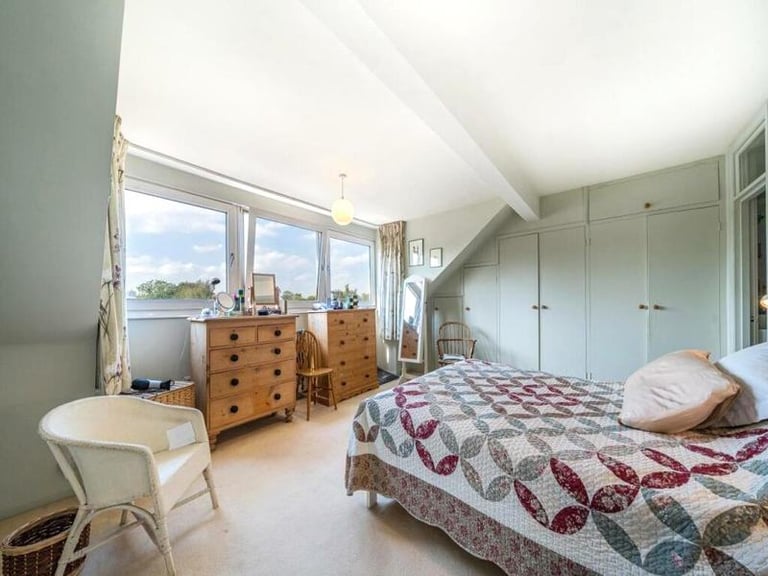 🏠 Spacious room available in Seven Sisters for £800 including bills!