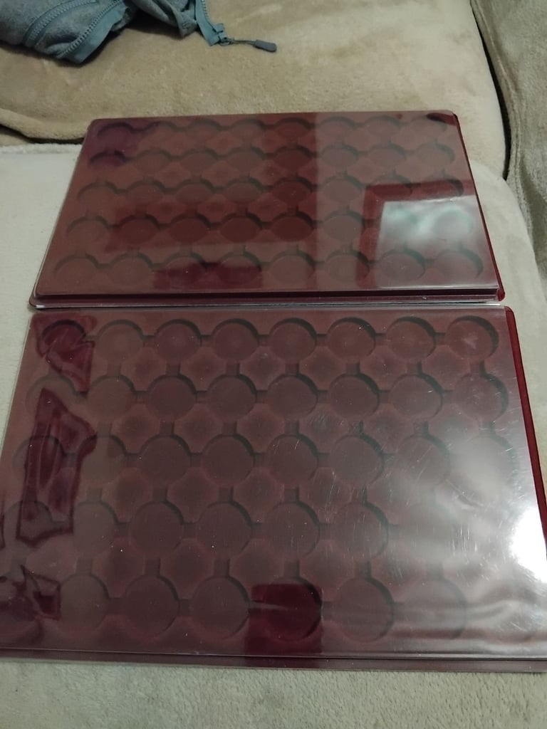 Coin trays hold up to 40 coin each 