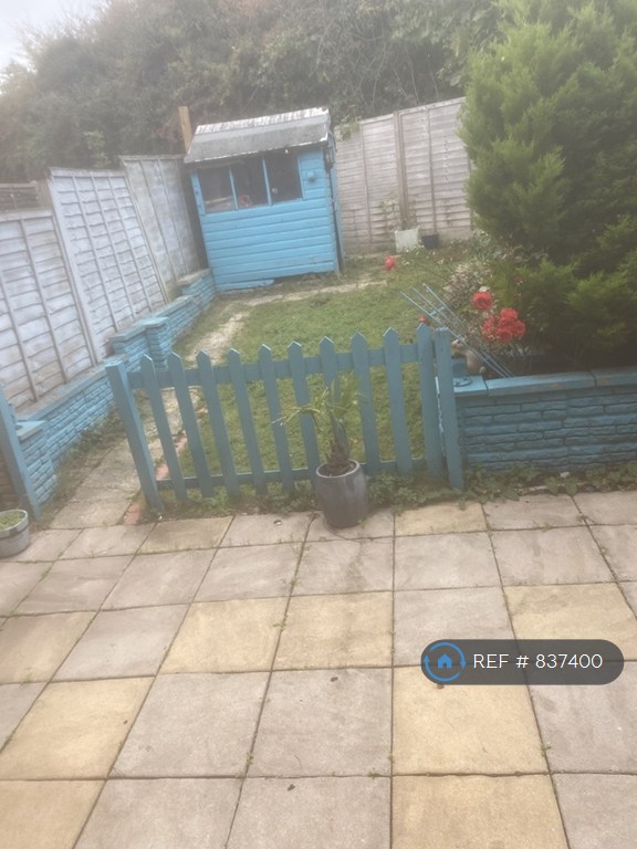 2 bedroom house in Warbreck Drive, Reading, RG31 (2 bed) (#837400)