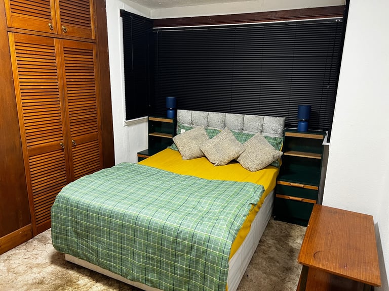 1 A double room - An Excellent Large Bright Double bedroom - 3mins to the train station for £150p/w